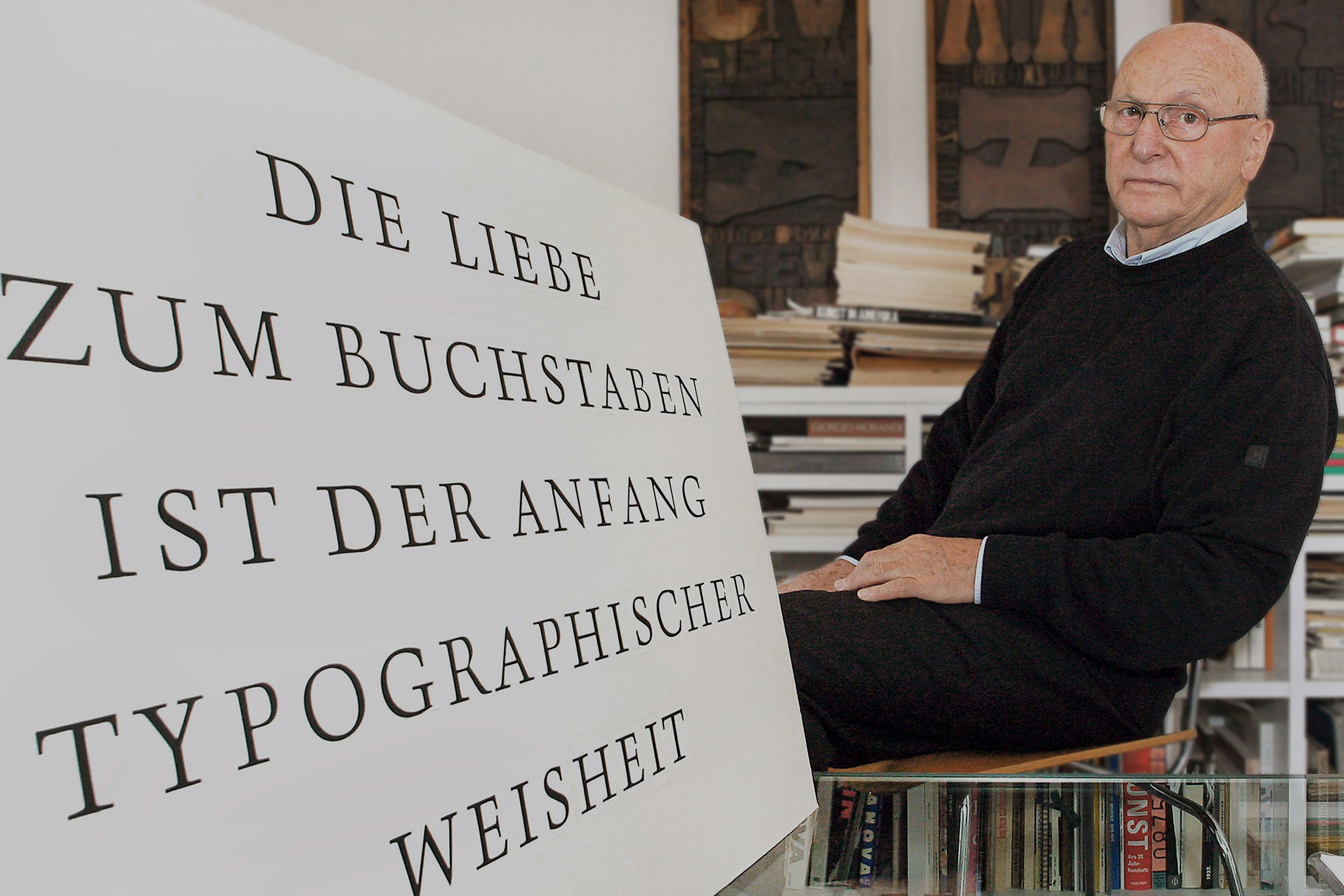 GGL_100JahreNeu_2400x1600_neu Der Schriftdesigner Günter Gerhard Lange (1921–2008) in seinem Atelier in der Neubeuerner Straße in München, 2003. Foto: imago/HR Schulz